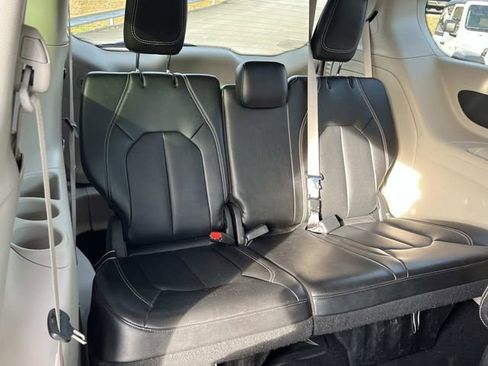 Used 2024 Chrysler Pacifica Limited FWD image 24