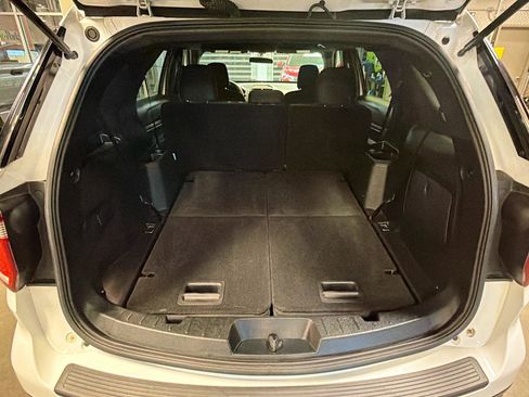 Used 2019 Ford Explorer XLT image 29