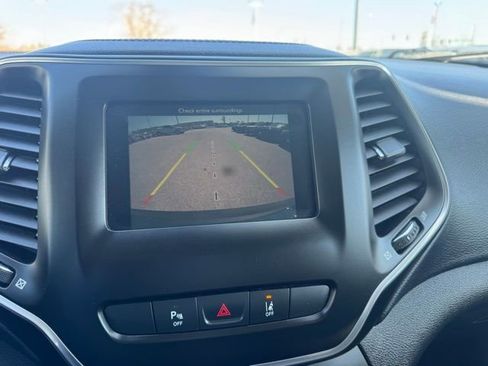 Used 2021 Jeep Cherokee Latitude Plus AWD/4WD image 19