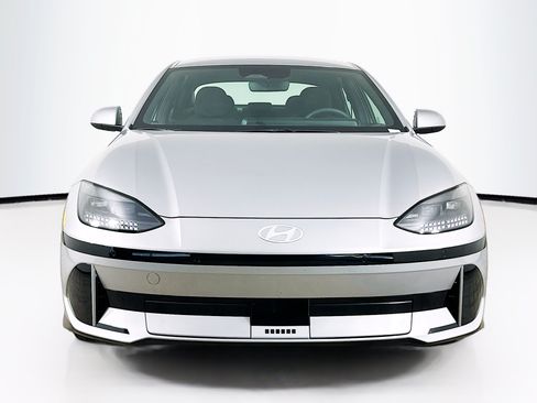 Used 2024 Hyundai Ioniq 6 SE RWD image 2