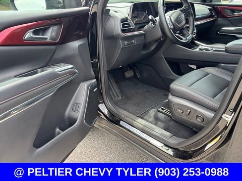 Used 2024 Chevrolet Traverse Z71 w/ Enhanced Driving Package AWD/4WD image 12