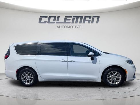 Used 2023 Chrysler Pacifica Touring-L FWD image 4