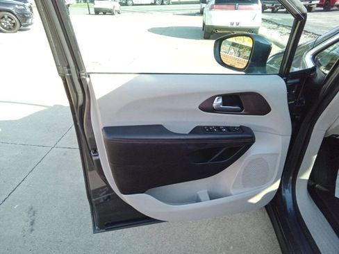 Used 2017 Chrysler Pacifica Touring-L image 14