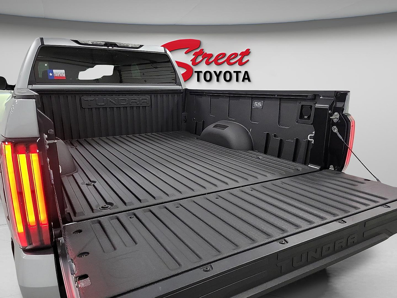 Used 2024 Toyota Tundra Limited AWD/4WD image 7