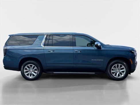 Used 2025 Chevrolet Suburban Premier AWD/4WD image 6