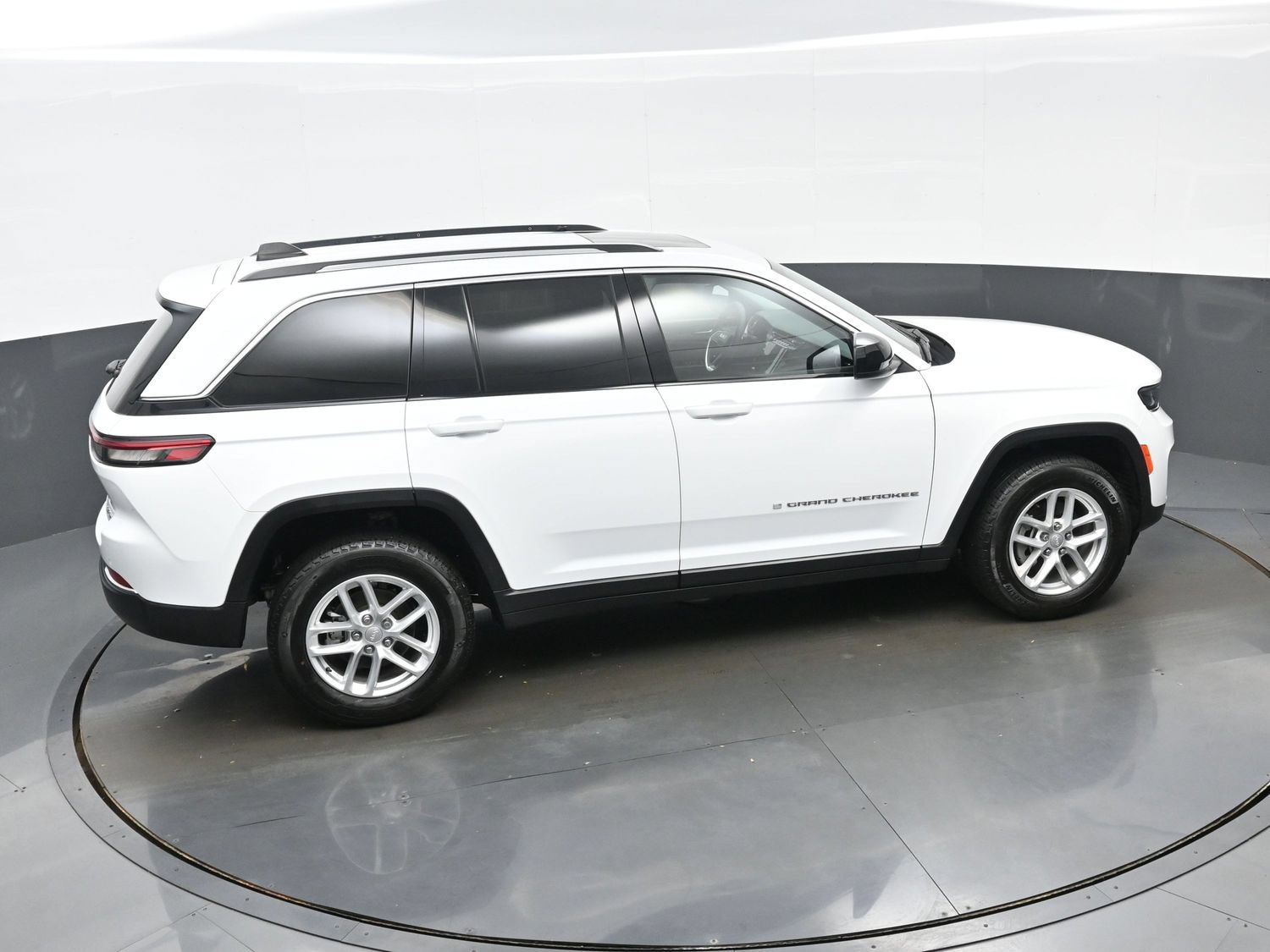 Used 2023 Jeep Grand Cherokee Laredo X AWD/4WD image 37