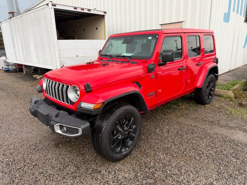 Used 2025 Jeep Wrangler Unlimited Sahara w/ Safety Group AWD/4WD image 3