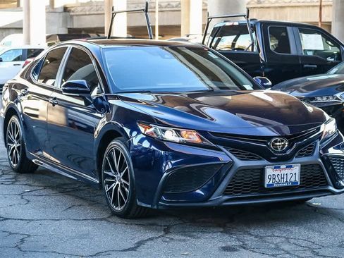 Used 2022 Toyota Camry SE image 3