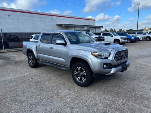 Used 2018 Toyota Tacoma TRD Sport RWD image 3