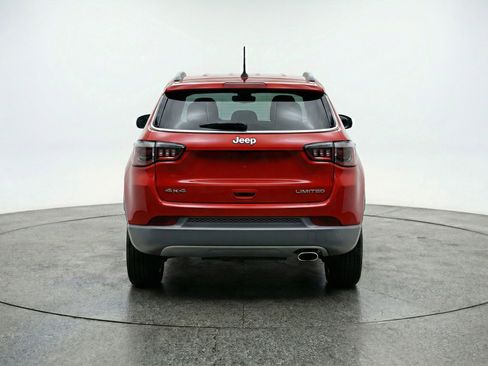 Used 2025 Jeep Compass Latitude image 7