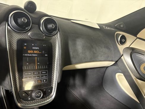 Used 2018 McLaren 570S Spider image 17