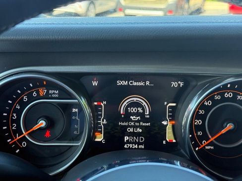 Used 2018 Jeep Wrangler Unlimited Sahara w/ Dual Top Group AWD/4WD image 17
