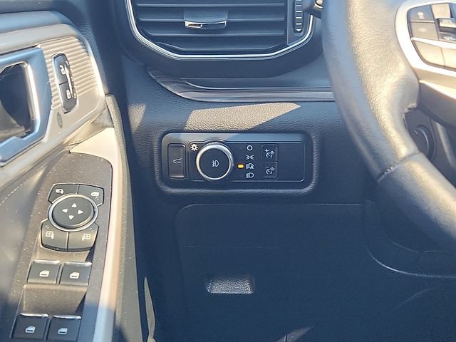 Used 2023 Ford Explorer Limited w/ Equipment Group 301A AWD/4WD image 14