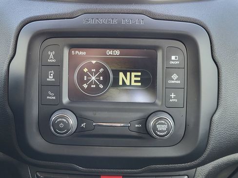 Used 2017 Jeep Renegade Latitude w/ Cold Weather Group AWD/4WD image 8