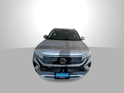 Used 2022 Volkswagen Taos SE w/ Panoramic Sunroof Package FWD image 3