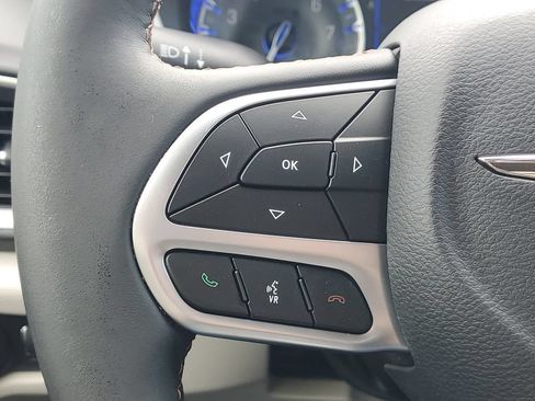 Used 2018 Chrysler Pacifica Touring-L FWD image 19