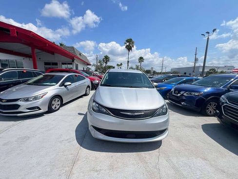 Used 2023 Chrysler Voyager LX FWD image 1