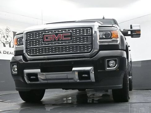 Used 2019 GMC Sierra 2500 Denali w/ Duramax Plus Package AWD/4WD image 4
