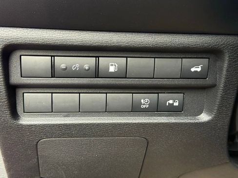 Used 2025 Mitsubishi Outlander SE image 17