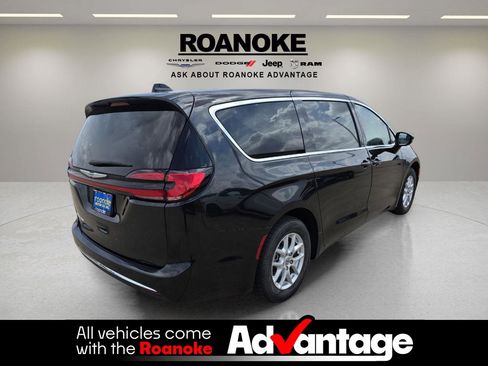 Used 2024 Chrysler Pacifica Touring-L image 9