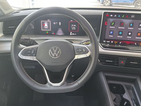 Certified 2025 Volkswagen Tiguan SE w/ Panoramic Sunroof Package image 19