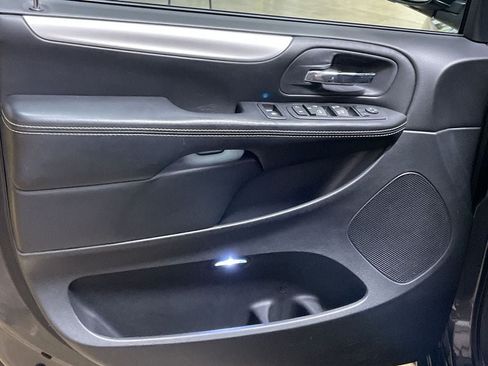 Used 2016 Dodge Grand Caravan SXT FWD image 12