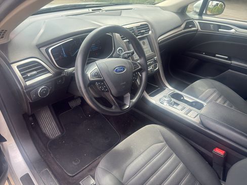 Used 2017 Ford Fusion SE FWD image 3