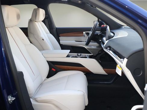 New 2026 Cadillac Vistiq Sport w/ LPO, Floor Liner Package image 20