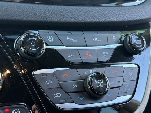 Used 2024 Chrysler Pacifica Touring-L image 20