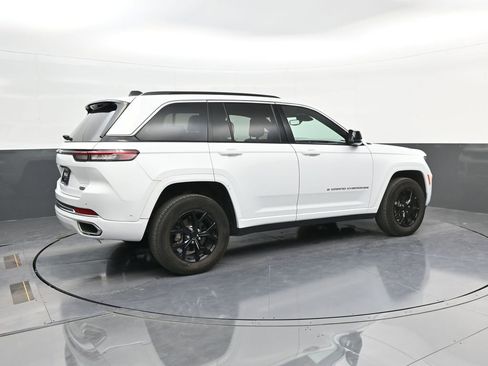 Used 2024 Jeep Grand Cherokee Altitude AWD/4WD image 8