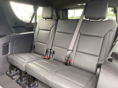 Used 2025 Chevrolet Suburban Z71 image 17