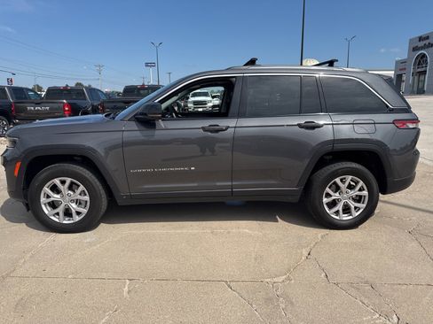 Used 2022 Jeep Grand Cherokee Limited image 2