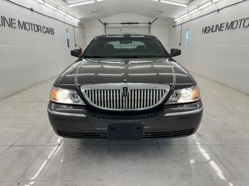 Used 2007 Lincoln Town Car Signature RWD image 2
