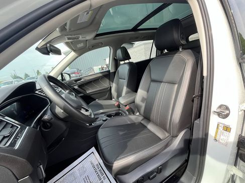 Certified 2023 Volkswagen Tiguan SE w/ Panoramic Sunroof Package AWD/4WD image 11