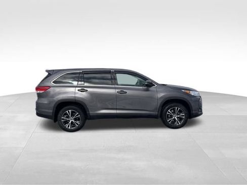 Used 2019 Toyota Highlander LE image 6