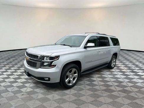 Used 2018 Chevrolet Suburban LT w/ Luxury Package AWD/4WD image 3