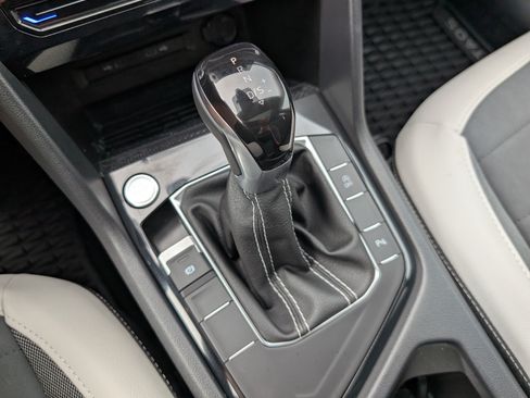 Used 2025 Volkswagen Taos SE w/ Panoramic Sunroof Package FWD image 31