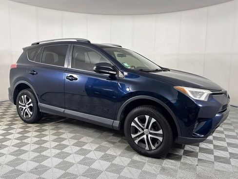 Used 2018 Toyota RAV4 LE FWD image 10