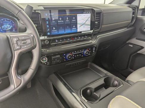 Used 2025 Chevrolet Silverado 2500 ZR2 w/ Technology Package AWD/4WD image 15
