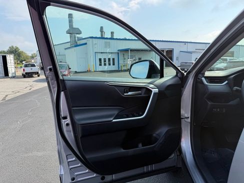 Used 2025 Toyota RAV4 XLE AWD/4WD image 18