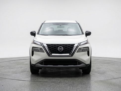 Used 2024 Nissan Rogue S FWD image 2
