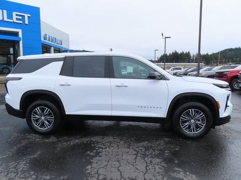 Used 2024 Chevrolet Traverse LS image 8