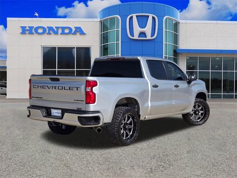 Used 2020 Chevrolet Silverado 1500 Custom w/ Custom Value Package image 3