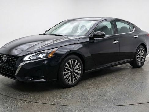 Used 2025 Nissan Altima 2.5 SV FWD image 3