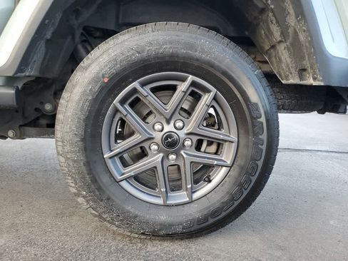 Used 2023 Jeep Gladiator Sport image 9