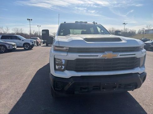 Used 2024 Chevrolet Silverado 2500 Custom w/ Custom Value Package image 5