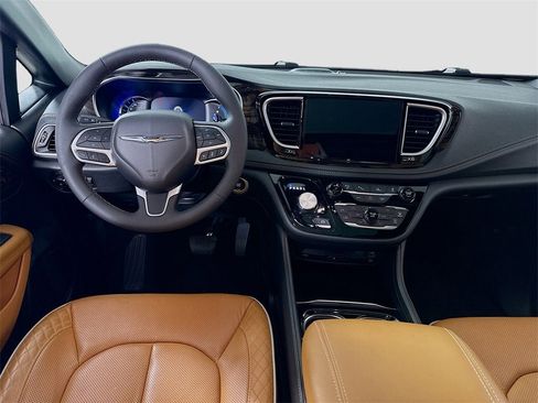 Used 2023 Chrysler Pacifica Pinnacle image 2