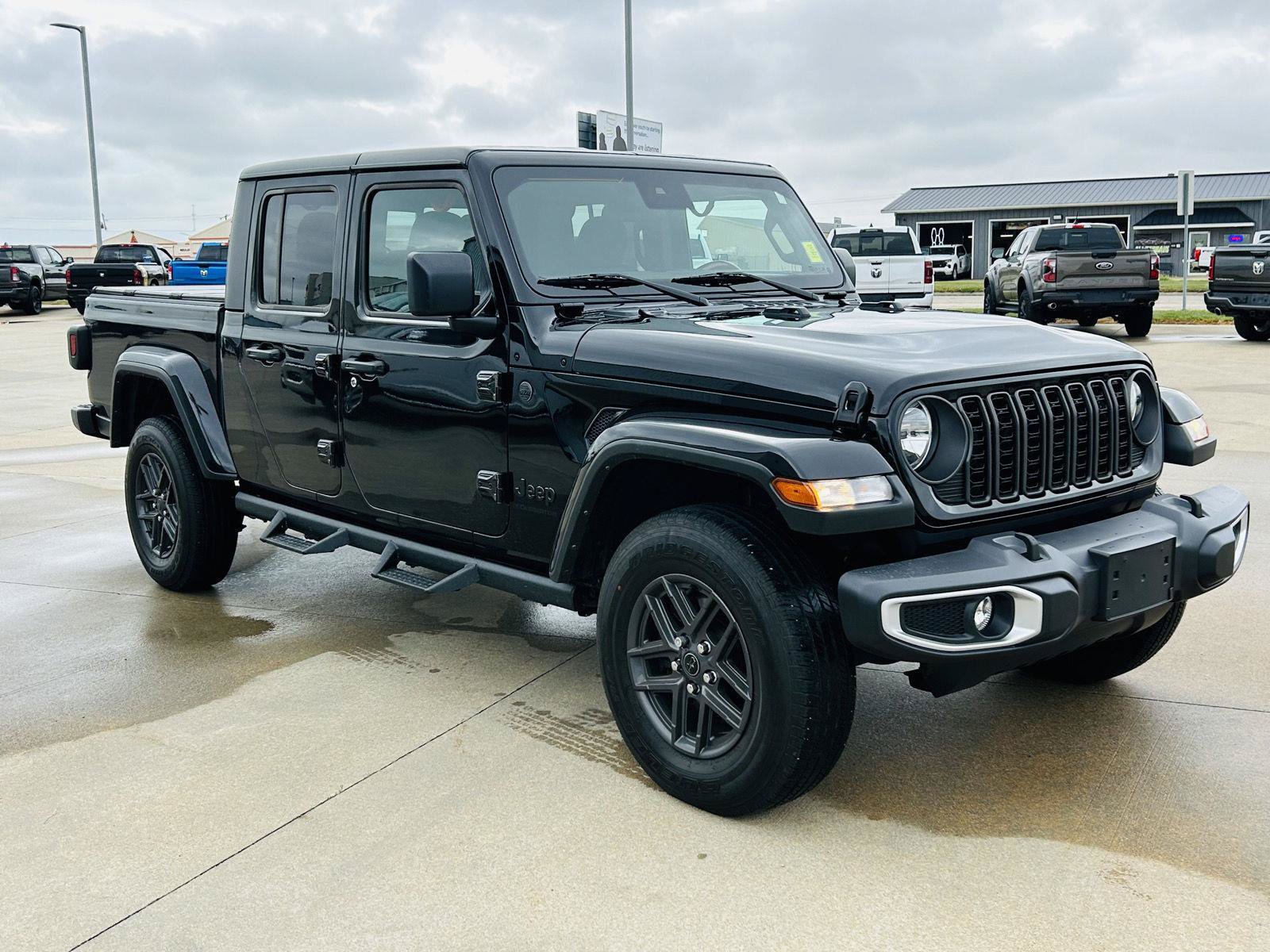 Used 2024 Jeep Gladiator Sport AWD/4WD image 2