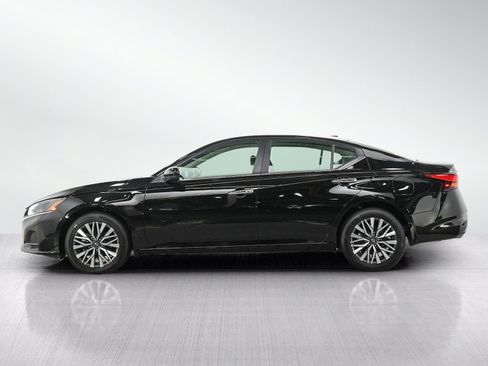 Used 2023 Nissan Altima 2.5 SV w/ SV Premium Package AWD/4WD image 2