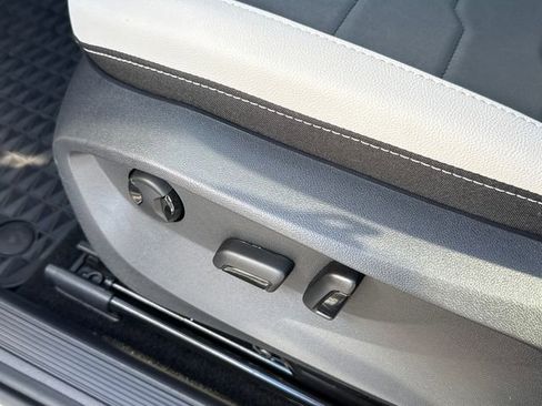 Used 2025 Volkswagen Taos SE image 30